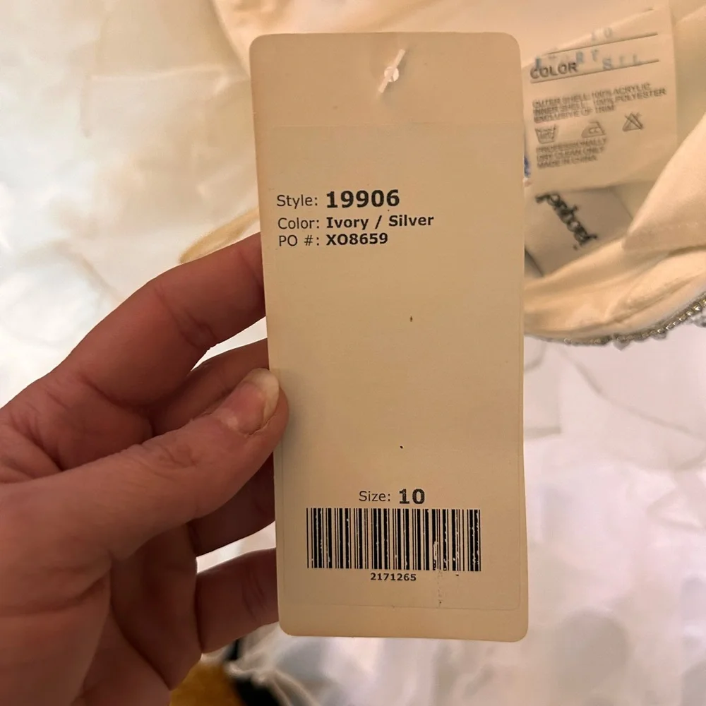 BNWT never worn wedding dress - Picture 13 of 13